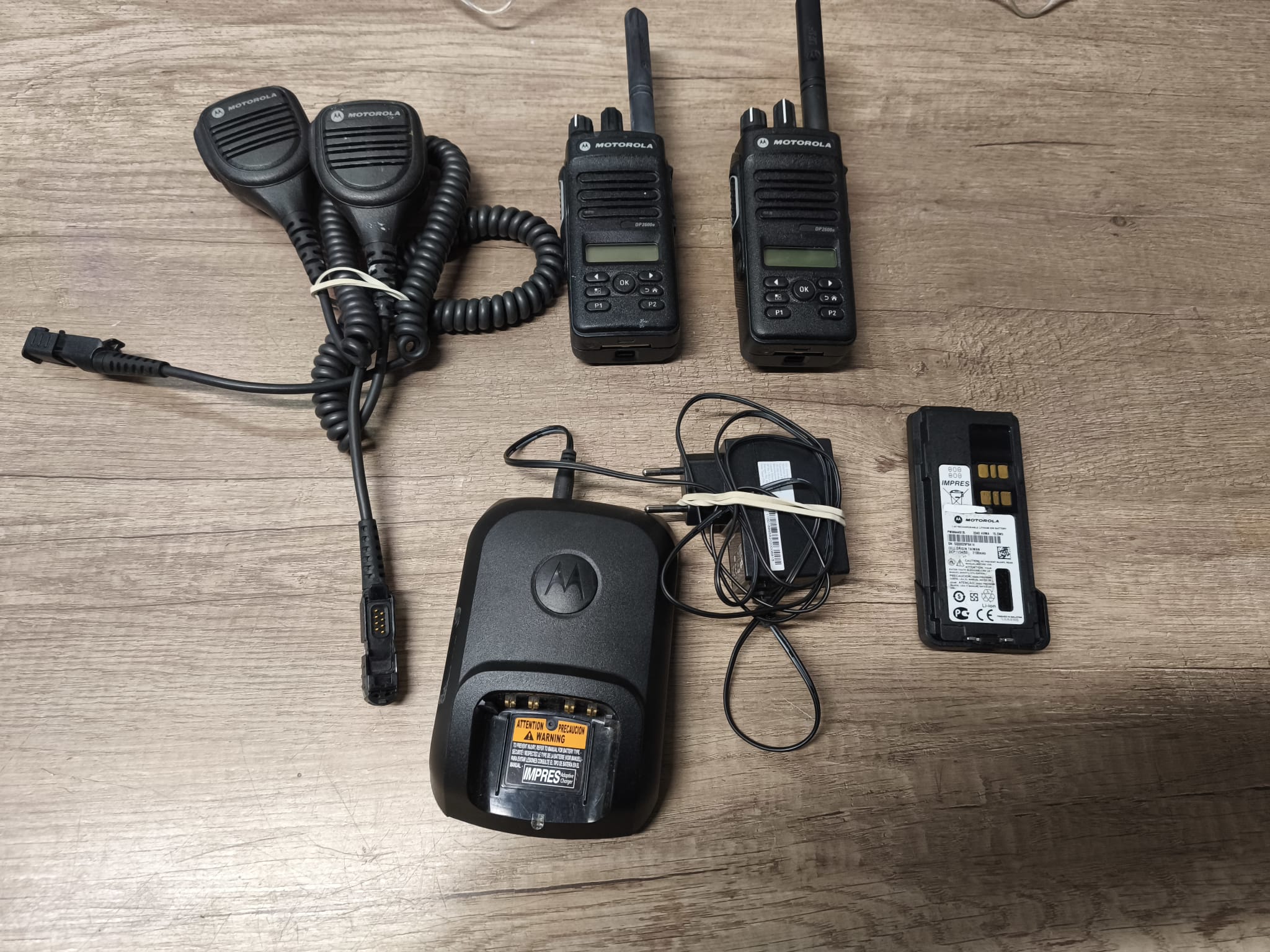 RADIOTELEFON MOTOROLA DP2600E *2 + ŁAD + AKU + *2 MIKROFONO GŁOSNIK P1LL75/2025